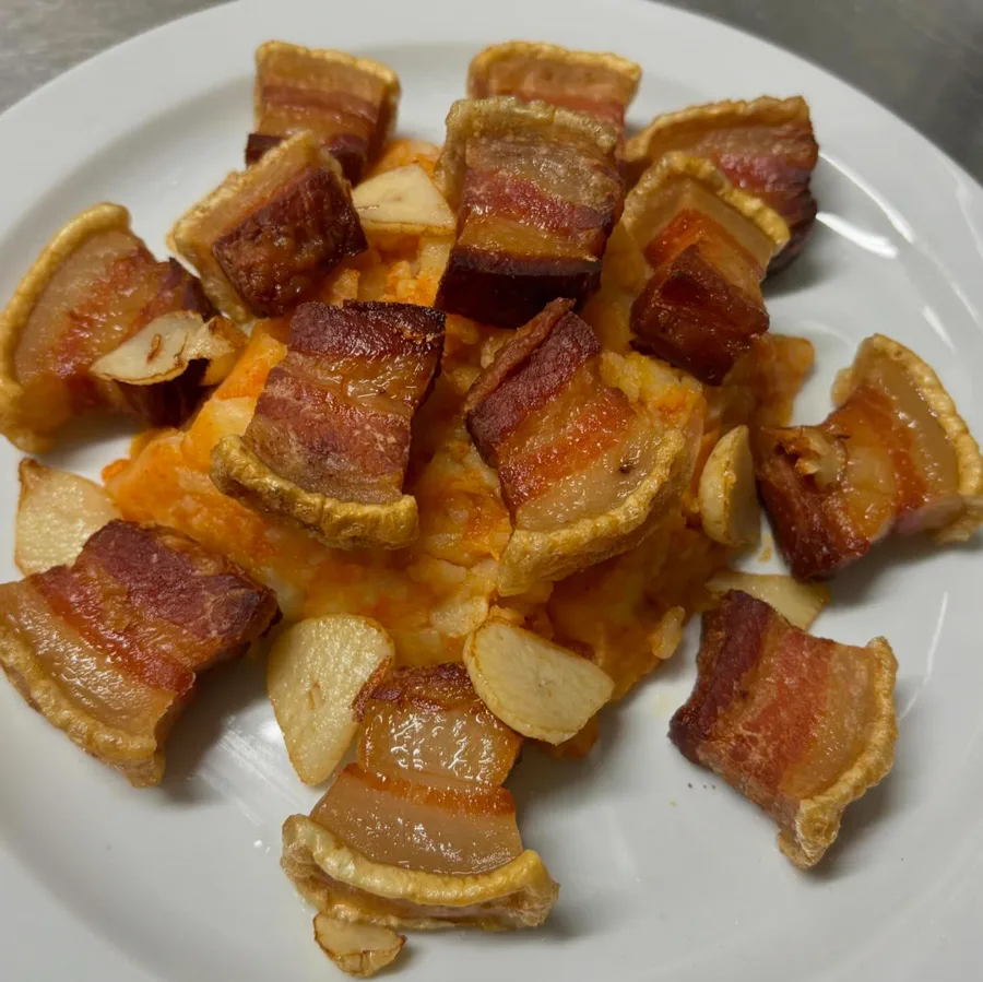 Torreznos de Soria con ajos a la plancha