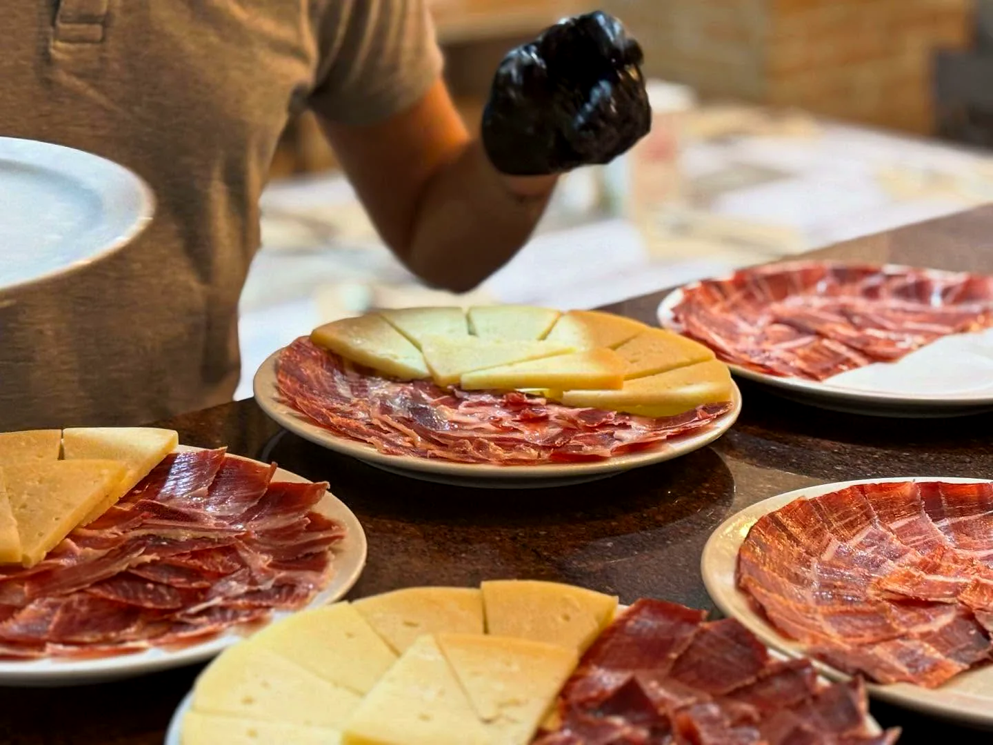 Selección de jamón ibérico y quesos en Sabores del Jarama